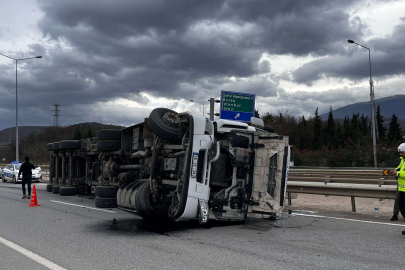Bursa'da devrilen tırın sürücüsü yaralandı
