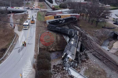 ABD'de yük treni, hemzemin geçitteki römorku biçti