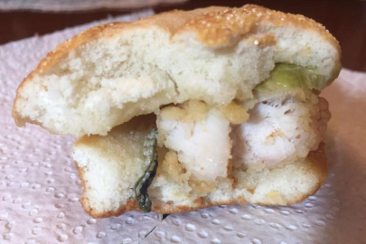 Ekmek arası tavuk içinden tırtıl çıktı iddiası