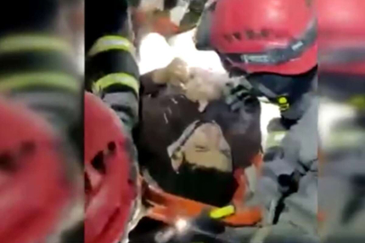 Enkaz altında duvara 'Umudunuzu kaybetmeyin' yazan genç 64 saat sonra kurtarıldı