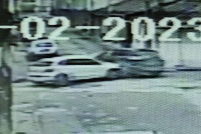 Bursa'da otomobillerin kazası kamerada; 3 yaralı