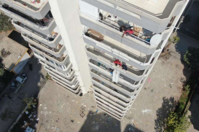 Yıkılacak binadaki eşyaları taşıyan hurdacıdan akılalmaz sözler