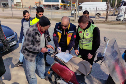Bursa'da bisikletten düşen alkollü sürücü polise zor anlar yaşattı