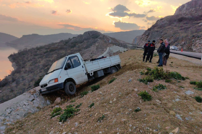 Bursa'da kontrolden çıkan kamyonet uçurumdan kıl payı kurtuldu
