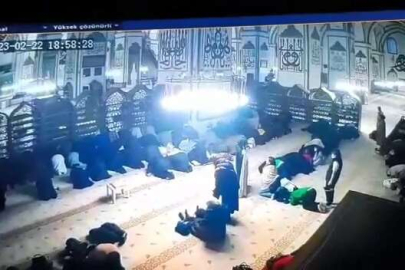 Tarihi Ulucami'de namaz kılar gibi yapıp telefonu böyle çaldı