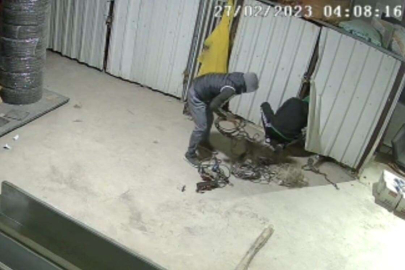 Bursa'da makine hırsızları kameraya yakalandı