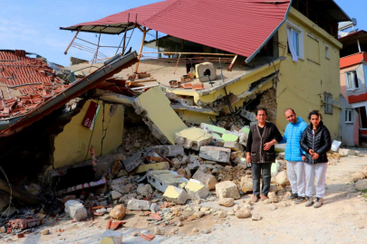 Zihinsel engelli çocuklarıyla balkondan atlayarak kurtuldu