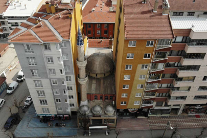 İki apartmanın arasında sıkışıp kalan cami bulunamıyor