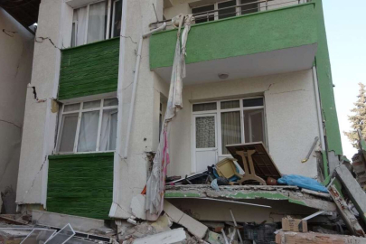 Deprem geride acı hikayeler bıraktı: Perde ve çarşafla hayata tutunuş