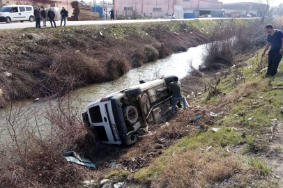 Kontrolden çıkan araç, dereye uçtu