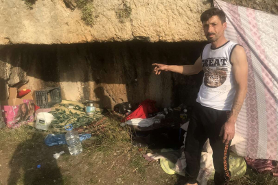 Evi yıkılan depremzede mağarada yaşıyor
