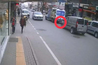 Yolun karşısına geçmek isteyen çocuğa otomobil çarptı