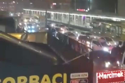 Asker konvoyu yapan gençler trafiği durma noktasına getirdi