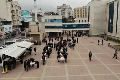 EYT'liler için Bursa'da örnek uygulama...Kurum dışına masa kurdular, kuyruğu bitirdiler