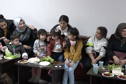 Depremzedenin yaktığı ağıt, salondakileri ağlattı