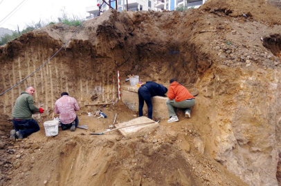 Mudanya'da pazaryeri inşaatından lahit çıktı