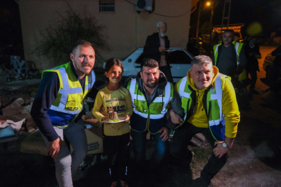 Depremzede Zehra'ya çadırda doğum günü sürprizi