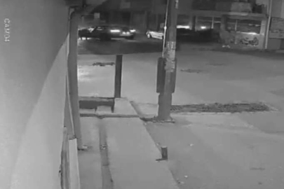 Duvara böyle çarptı, otomobili bırakıp kaçtı