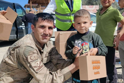 İnegöllü bakkallar depremzede çocukların yüzünü güldürdü