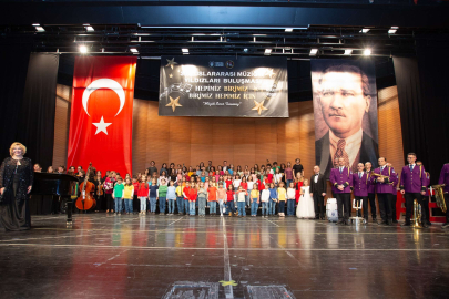 Piyanonun yıldızları depremzedeler için parladı