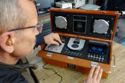 Bozuk radyoyu tamir ederek başlamıştı, mahallesinde dükkan sahibi oldu