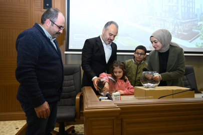 Bursa'da 30-40 yıllık evleri yenilenen hak sahipleri, yeni konutları için kura çekti