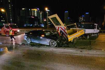 Bursa’da lüks otomobil, yolda temizlik yapan belediye aracına çarptı : 2 yaralı