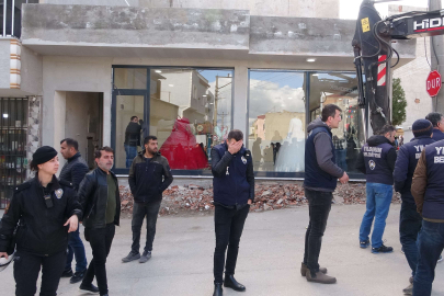 Yıkımı engellemek için kendilerini dükkana kilitlediler