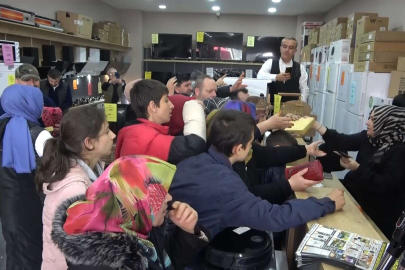 Bursa'da izdihamı önlemek için tek sıra yapan vatandaşlar uzun kuyruklar oluşturdu