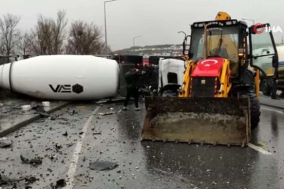 Feci kaza! Beton mikseri seyir halindeki otomobilin üzerine devrildi