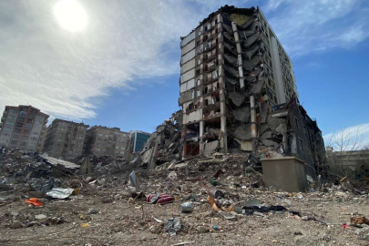 89 kişinin hayatını kaybettiği Diyar Galeria İş Merkezi'nin enkazından demir yığınları çıkartılıyor