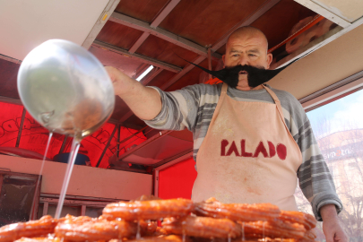 25 yıldır kesmediği bıyıkları, 80 santimetreye ulaştı