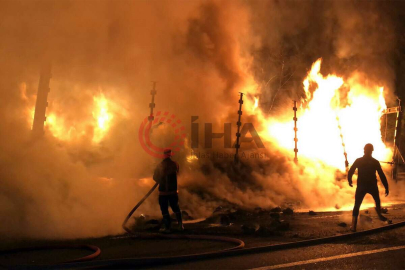 Otoyolda korkutan yangın: İplik yüklü tırın dorsesi küle döndü