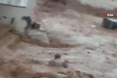 Şanlıurfa'da sel sularına kapılarak sürüklenen vatandaş kamerada