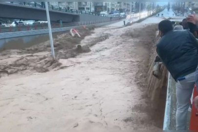 4 kişinin hayatını kaybettiği köprülü kavşakta sel anı kameraya yansıdı