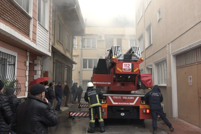 Bitişik nizam binanın çatısında çıkan yangın, mahalleliyi sokağa döktü