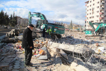 Enkazda hatıra arayan yaşlı adam: 'Şu enkazla, ben de enkaz oluyorum'