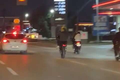 Motosikletli gençlerin trafikteki tehlikeli hareketleri kameralarda