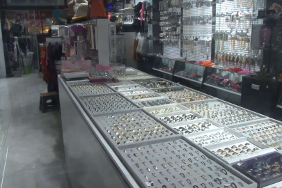 Bijuteri dükkanında ilginç hırsızlık, yüzükleri ağzına koyarak çaldı