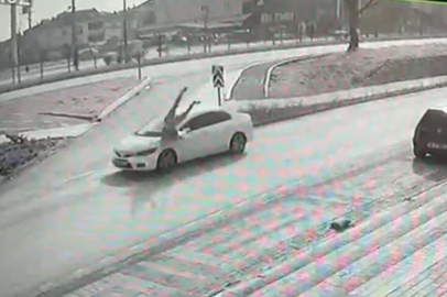 Otomobilin çarptığı kadın böyle havalandı
