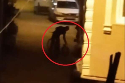 Bisikletli yakıt hırsızları, tesadüfen uyanan vatandaşın bağırmasıyla böyle kaçtı