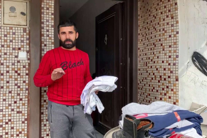 Fedakar depremzede baba, çocuğu üşümesin diye ağır hasar alan evlerine girip kıyafet aradı