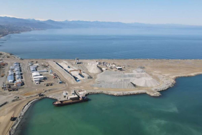 Rize'de yapımı devam eden Lojistik Merkezinin liman dolgusunun yüzde 40'ı tamamlandı