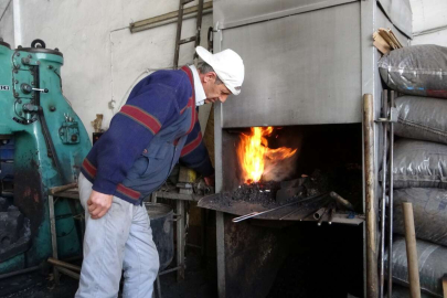 Depremzede ustalar 'ayakta kalmak' için direniyor