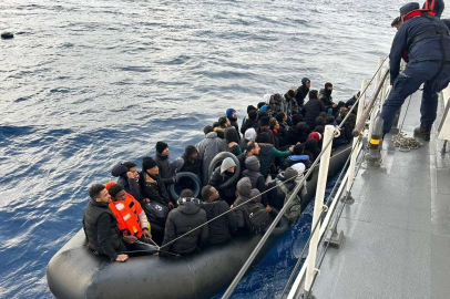 Ayvalık açıklarında Yunan unsurlarınca geri itilen 55 düzensiz göçmen kurtarıldı