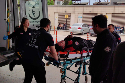 Minibüsle çarpışan motosikletli polis yaralandı