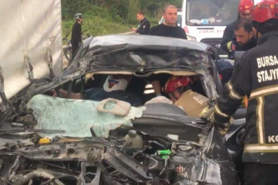 Tıra ok gibi saplanan otomobil sürücüsü hayatını kaybetti