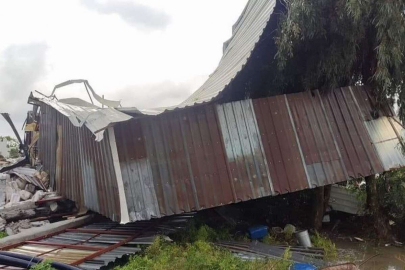 Fırtına ve hortum biri tır iki aracı devirdi, çatıları uçurup seraları parçaladı