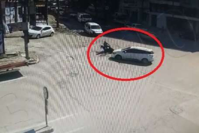 Motosikletiyle otomobile böyle çarptı, altında kalmaktan son anda kurtuldu
