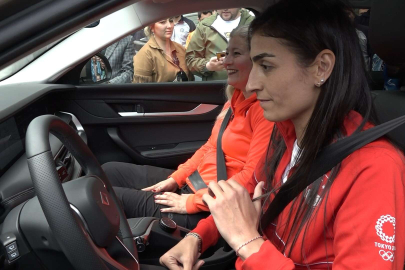 Milli sporcu Togg'la bir tur istedi, Bakan Varank anahtarı verdi